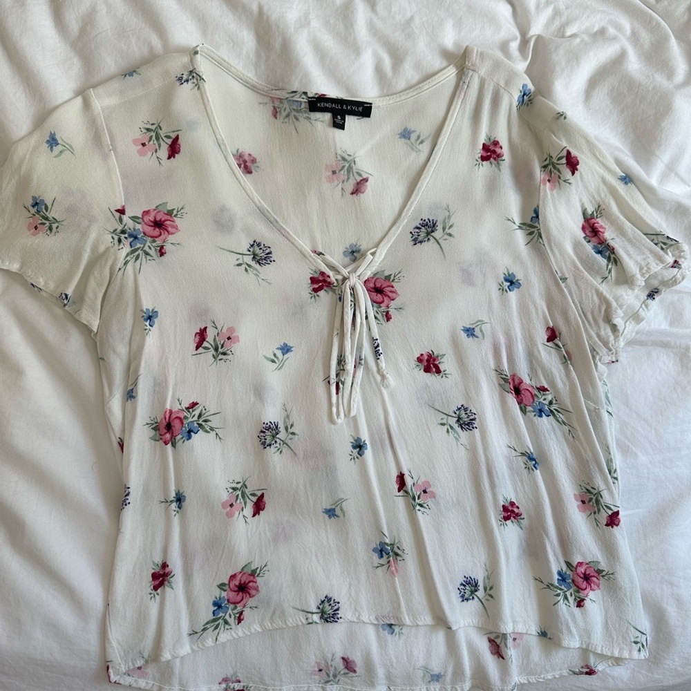 Kendall & Kylie White Floral Blouse